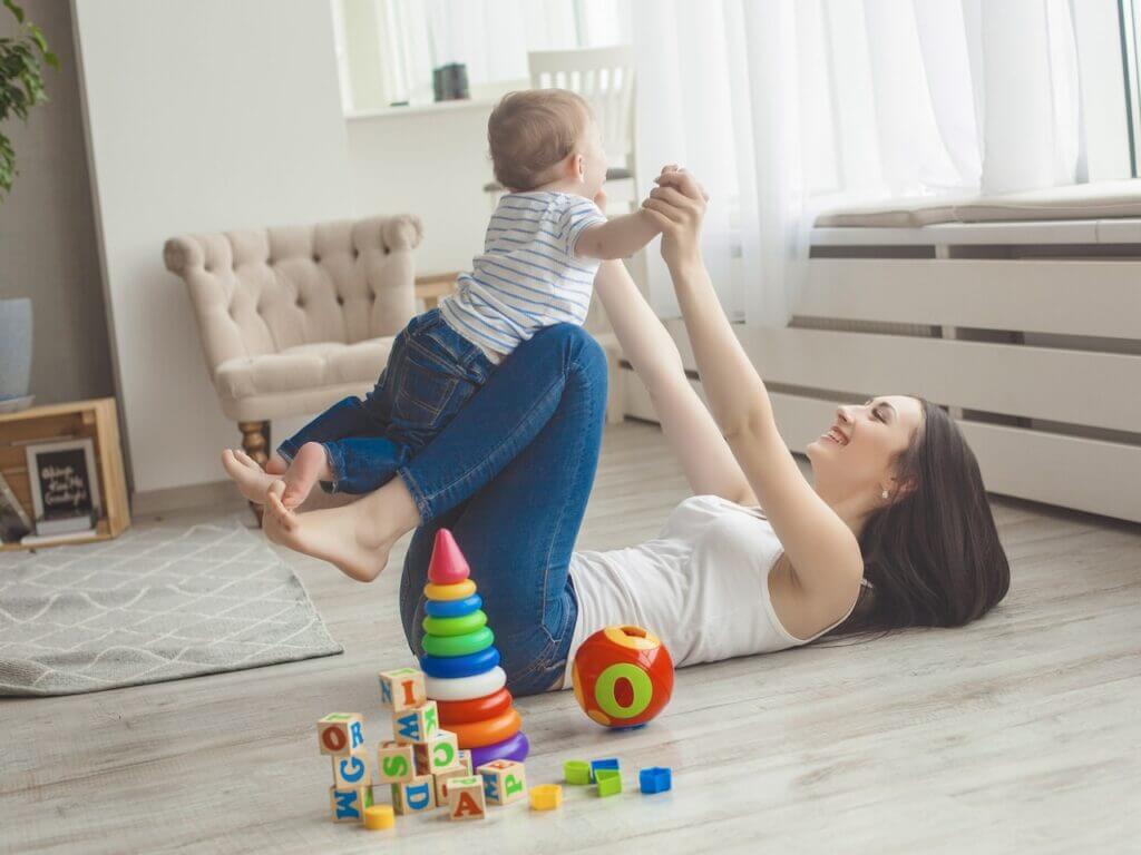 男の子と楽しそうに遊ぶママ